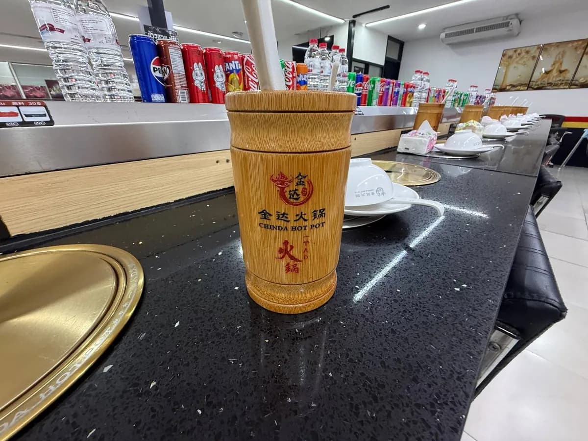 แก้วไม้ไผ่และหม้อฝังโต๊ะที่สุกี้จินดา